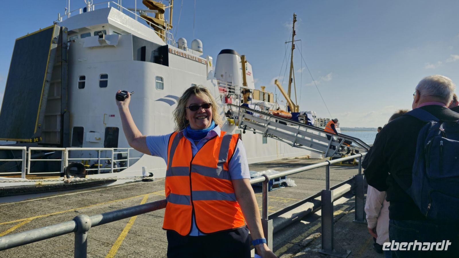 freundliche Einweiserinnen für unsere Fähre
