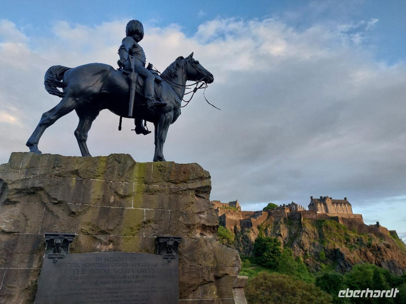 Edinburgh 07 Reitermonument u Burg - Sundown