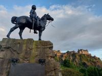Edinburgh 07 Reitermonument u Burg - Sundown