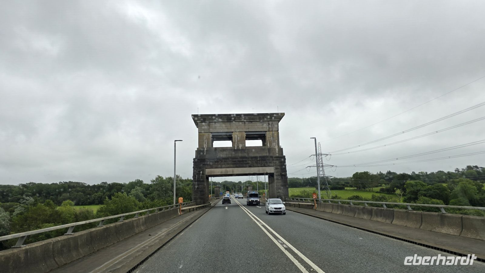 Fahrt über die Britannia Bridge aufs Festland