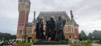 004 Calais, Anlagen vor dem Rathaus mit Rodins Helden von Calais