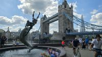 Girl with Dolphin vor der  Tower Bridge