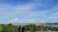 die neue Queensferry Crossing neben der alten Forth Road Bridge