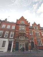 Öffentliche Bäder mit seperaten Eingängen für Männer und Frauen  