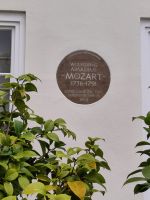 1764 komponierte Mozart seine erste Symphonie in diesem Haus in London