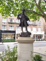 Mozart war auch in London eine Statue in der Nähe des Hauses, in dem er lebte, erinnert daran