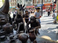 Die Tiere dinieren - fast lebensecht sind sie gestaltet und sollen daran erinnern, dass der Lebensraum der Tiere von uns Menschen immer mehr eingeschränkt wird