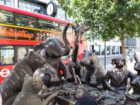 Mann in der Uhr am Paddington Bahnhof - davor ein kurzzeitiges Kunstwerk