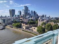 Der Tower vor Londons sich stetig entwicklender Sky Line 