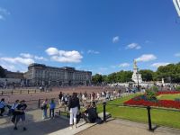 Nach dem Wachwechsel lösen sich die Menschenmassen rund um Buckingham Palace und Victoria Memorial auf