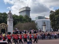 Von den Wellington Barracks durch Australia Gate