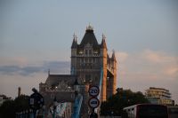 Die Tower Bridge angestrahlt von der untergehenden Sonne