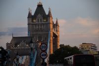 Die Tower Bridge angestrahlt von der untergegangenen Sonne