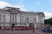 Auf dem Buckingham Palace weht die Union Flag (nur auf Schiffen heißt sie tatsächlich Union Jack), NICHT die Royal Standart