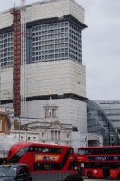 Das historische Theater Victoria Palace verschwindet fast vor modernen Gebäuden