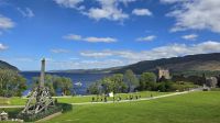 Urquhart Castle mit Anlegestelle der Jacobite Flotte