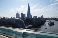 the Shard - die Scherbe. Im Vordergrund das erst vor einigen Jahren errichtete, aber nun schon wieder aufgegebene etwas eiförmige Rathaus Londons