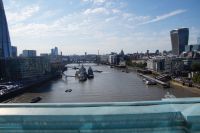 Die HMS Belfast und eine deutsche Korvette - den Rahmen bilden The Shard und The Walkie Talkie