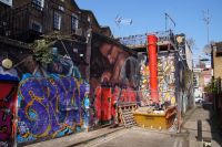 Ein Blick in die Seitenstraßen lohnt. Leicht übermalt ein Mural einer jungen Mutter
