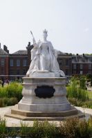 Eine noch junge Queen Vicky - die konnte es kaum erwarten aus dem Kensington Palace, vor dem sie hier steht in den Buckingham Palace zu übersiedeln, um den Fängen ihrer Mutter zu entkommen.