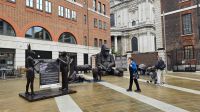 Spaziergang über den Paternoster Square in London mit den Figuren von Marc und Ghillie