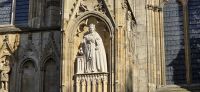 Statue von Elisabeth II. am York Minster