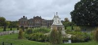 Kensington Palast mit dem Denkmal für Queen Victoria 