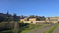 Spaziergang durch die Princes Street Gardens mit Blick auf Nationalgalerie und Castle