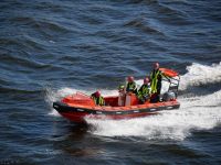 Schnellboot im Wasser (Beiboot von unsere Fähre? Oder ihrem Schwesterschiff?)