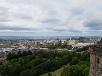 Edinburgh Castle: Blick über Newtown zum Firth of Forth und zum Calton Hill