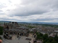 Edinburgh Castle: Blickrichtung der Brücken über den Firth of Forth (hinter Hügel) und der Highlands