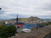 Edinburgh Castle: Die Tribüne für das Royal Military Tattoo im August, dahinter die Salisbury Crags mit ihrem Gipfel Arthur's Seat