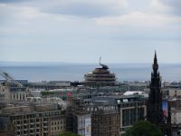 Ein Einkaufszentrum in Edinburgh (der gotische Turm ist das Sir Walter Scott Monument)