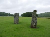 Nether Largie Standing Stones, links, vor dem Haus, ein Cairn (Ganggrab, eigentlich heißt Cairn nur Steinhaufen))