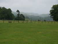 Im Hintergrund sind zwei Cairns (eigentlich Steinhaufen, hier: Ganggräber) zu erkennen