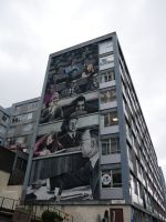 University of Strathclyde (ein Strath ist ein breites Tal), Glasgow. Auf dem Mural ein Hörsaal mit Studierenden aus verschiedenen Jahrzehnten 