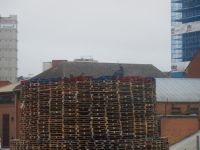 Jugendliche auf der Krone des Scheiterhaufen-Turms