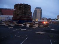 Vor dem großen Feuer ein kleines Lagerfeuer zum Wärmen