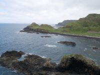 Blick über die Bucht der Kuh, Fionns Misthaufen und den Giant's Causeway bis hin zum Mittelfinger des Teufels