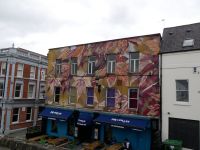 Bunte Fassadengestaltung in Derry