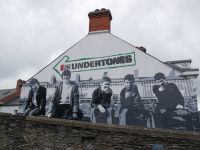 Derry bekannteste Rockband auf einem Giebel verewigt