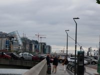 Am Liffey, links ein altes Segelschiff (vorm Emigrationsmuseum) und das Kongresszentrum