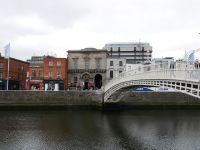 Ha'penny Bridge (Halfpenny Bridge) mit Merchants Arch, Sitz einer Händlergilde im 19. Jhdt. und Durchgang zu Temple Bar