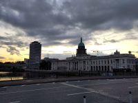 Dublins schönstes und hässlchstes Haus: Custom Haus und Gewerkschaftshochhaus