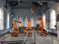 Die Brennblasen der Titanic Distillers, rechts die Wash Still, links die etwas kleineren Spirit Stills 