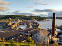 Der Hafen von Oban und die Distillery 