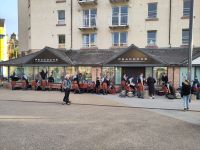 Zu spät für's Konzert: Ein Jugend-Highland-Orchester beim Zusammenpacken der Instrumente