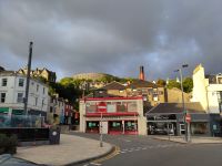 MacCaig's Tower über der Oban Distillery
