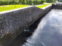 Überall aus den Wänden fließt Wasser