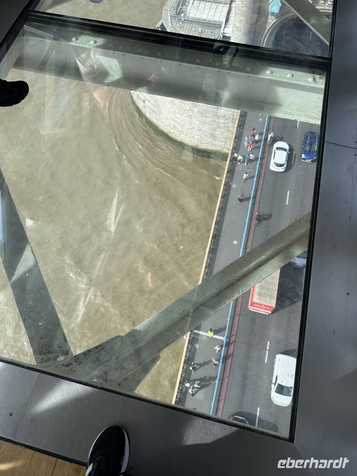 Glasboden in der Tower Bridge